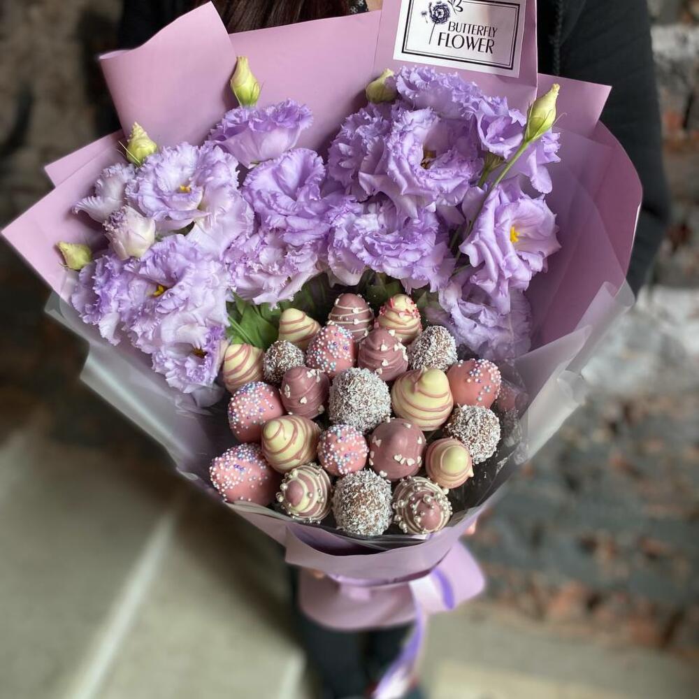 Съедобный фруктовый букет из клубники в шоколаде и эустомы в дизайнерской упаковке "Сиреневая веточка сакуры" Съедобный фруктовый букет из клубники в шоколаде и эустомы в дизайнерской упаковке "Сиреневая веточка сакуры"